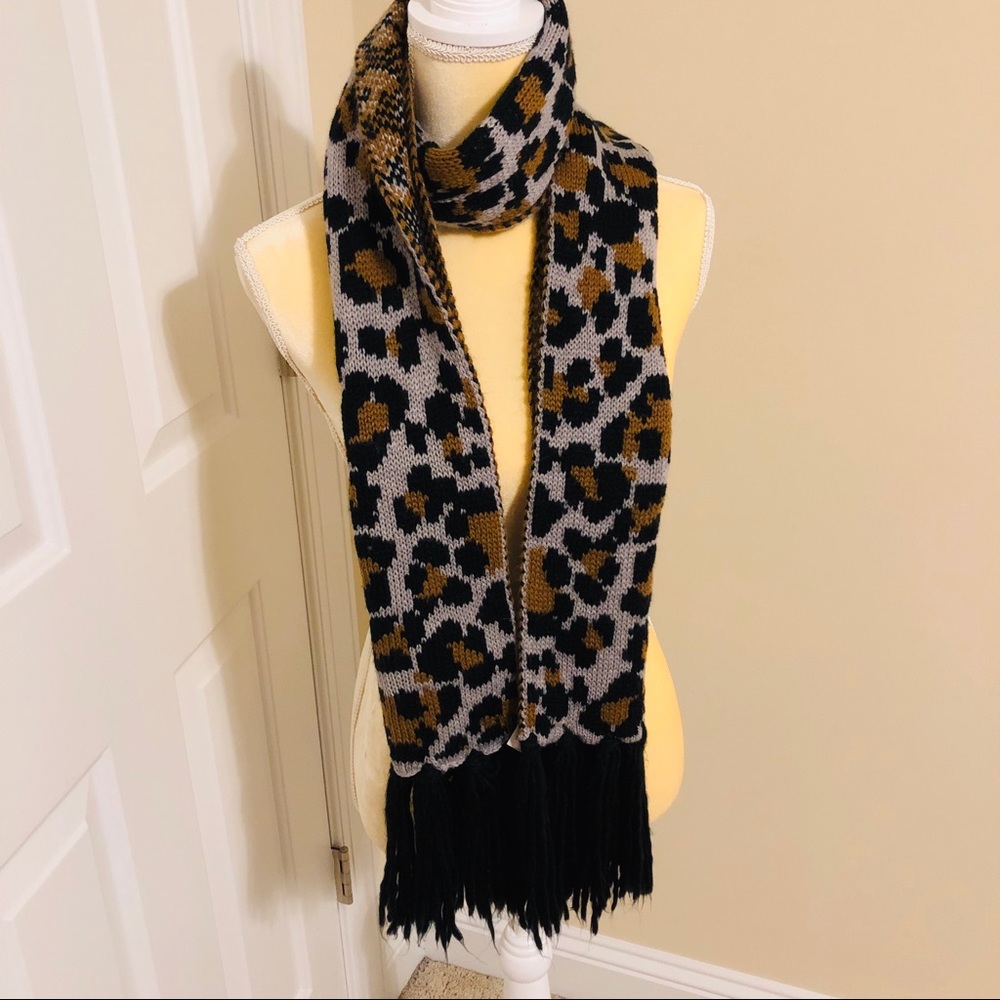 💛 Old Navy Leopard Print Thick Scarf